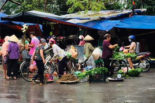Tại phường Bồ Đề (quận Long Biên): Chợ họp trái phép, cản trở giao thông