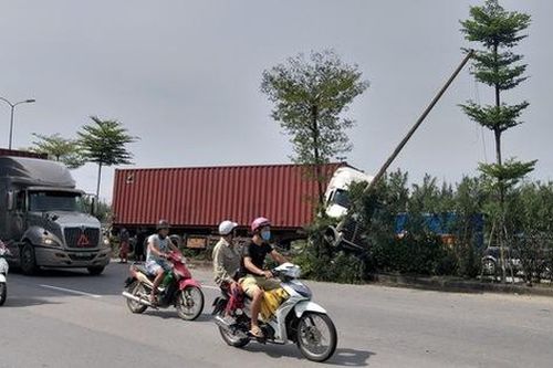 Container mất lái đâm nát dải phân cách trên quốc lộ, 2 cô gái trẻ đi nhờ xe may mắn thoát nạn