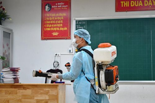 Trường học tiến hành khử khuẩn, sẵn sàng cho năm học mới