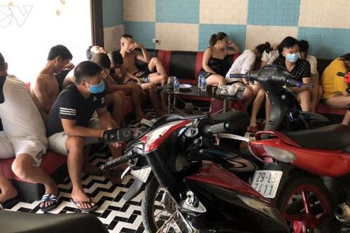 Bắt quả tang 12 đối tượng tổ chức sử dụng ma túy trong quán karaoke