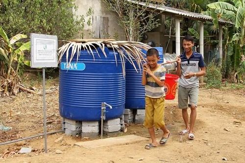 Cung cấp nước sạch miễn phí cho người dân