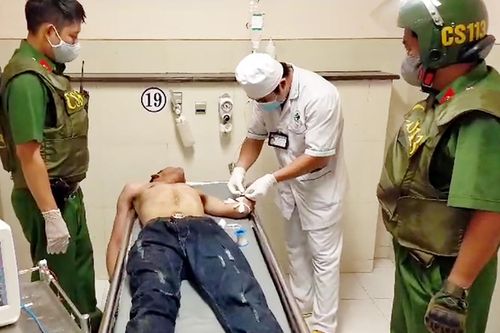 Cảnh sát khống chế thanh niên ngáo đá