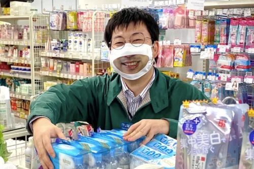 Nhân viên Nhật Bản đeo khẩu trang in hình nụ cười