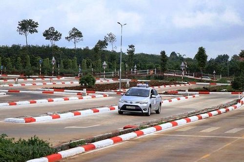 Đề xuất rút ngắn thời hạn Giấy phép lái xe: Thêm thủ tục, lắm phiền hà