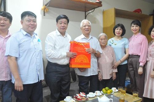 Quận Hoàn Kiếm: Thăm, tặng quà người có công, gia đình chính sách dịp Kỷ niệm 75 năm Cách mạng tháng 8 và Quốc khánh 2/9
