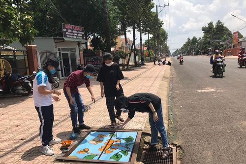 Bình Phước: Hàng loạt hố ga ở thành phố Đồng Xoài được thay 'áo mới'