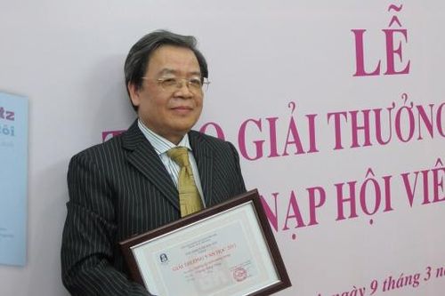Nhà thơ Trương Đăng Dung: 'Xin đừng hỏi thơ có thể làm được gì…'