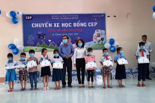 Trao 390 suất học bổng và quà cho con em người lao động