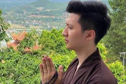 Rò rỉ ảnh diễn viên Trọng Hưng lên chùa sau ồn ào ngoại tình