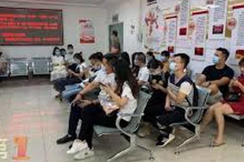 Phòng đăng ký kết hôn khắp Trung Quốc chật kín trong ngày lễ Thất Tịch, nhiều người xếp hàng từ nửa đêm