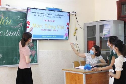Trường học Hà Nội khử khuẩn lớp học, trau dồi nghiệp vụ giáo viên đón năm học mới