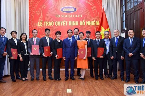 Trao quyết định bổ nhiệm cán bộ cấp Vụ và Tập sự cấp Vụ của Bộ Ngoại giao