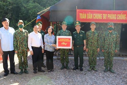 Trưởng ban Dân vận Trung ương thăm, động viên cán bộ, chiến sĩ BĐBP Cao Bằng