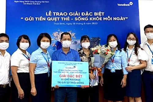 VietinBank Thái Bình trao giải đặc biệt 'Gửi tiền quẹt thẻ, sống khỏe mỗi ngày'