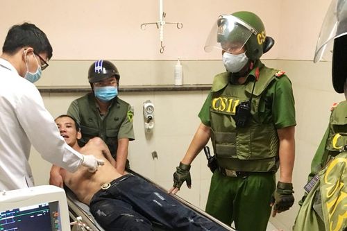 Kẻ ngáo đá, dùng kéo tấn công người đi đường sau khi tự đâm mình