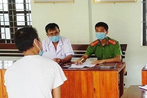 Trèo tường trốn về nhà sau 10 ngày cách ly