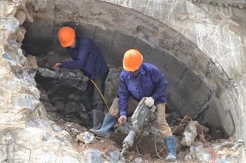 Cận cảnh quá trình đục 5 vòm cầu trăm năm tuổi ở Hà Nội