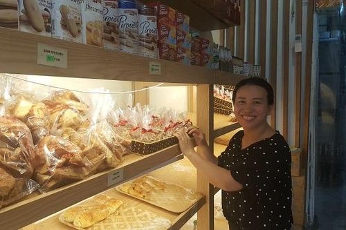 Học làm bánh, chị Thanh không những thoát nghèo mà còn trở thành chủ tiệm