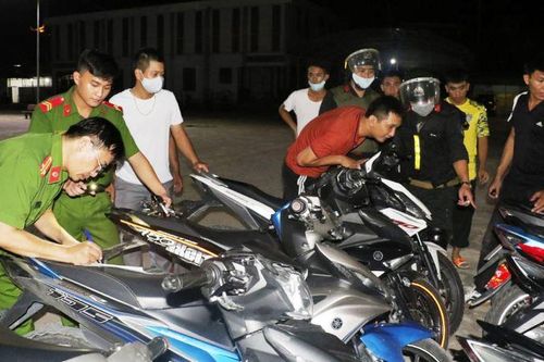 Thanh Hóa: Xử lý 21 đối tượng đi xe máy lạng lách, đánh võng trên đường