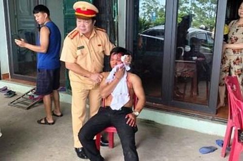 Đại tá Công an đập kính, cấp cứu tài xế kẹt trong xe ô tô bị tai nạn