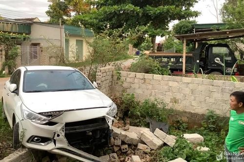 Xe 4 chỗ tông sập bờ tường nhà dân khiến 2 người nhập viện