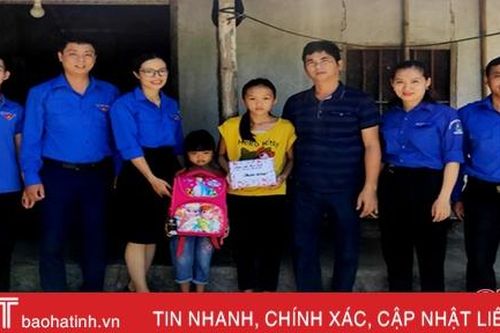 Gần 100 suất quà 'nâng bước tới trường' cho học sinh nghèo Thạch Hà