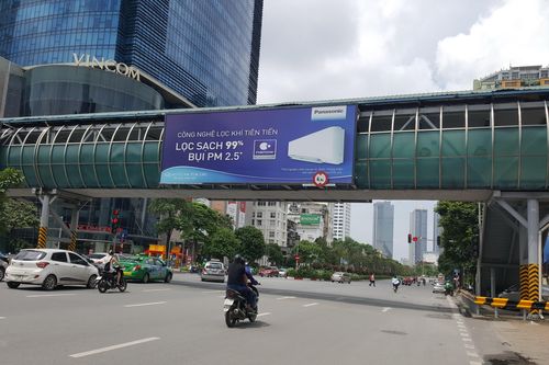 Hà Nội sẽ tổ chức cưỡng chế tháo dỡ quảng cáo vi phạm ở cầu vượt đi bộ