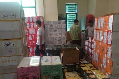 Tạm giữ hơn 10 tấn bánh trung thu, trà sữa thiếu hóa đơn chứng từ