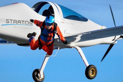 Cú nhảy dù đầu tiên trên thế giới từ máy bay dùng năng lượng Mặt Trời
