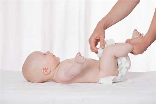 Sai lầm khi thay bỉm cho con mà mẹ nào cũng mắc phải, dễ khiến trẻ bị ảnh hưởng cột sống, viêm da