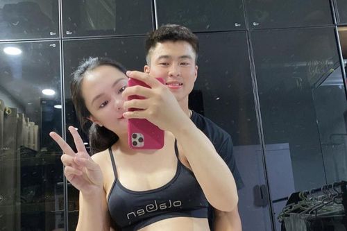 Duy Mạnh hạnh phúc ôm bụng bầu của Quỳnh Anh những tháng cuối thai kì
