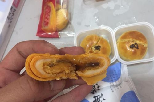 Hơn 10 tấn bánh trung thu nhân trứng muối, trà sữa được giới trẻ ưa thích nhập lậu về nước, chuẩn bị 'tuồn' đến các nhà hàng bị bắt giữ