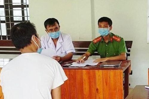 Người đàn ông trèo tường trốn cách ly bị xử phạt 3,5 triệu đồng