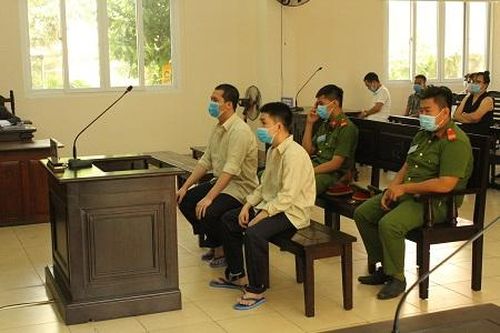 Bình Dương: 2 thanh niên hầu tòa vì 'giúp bạn' đánh người