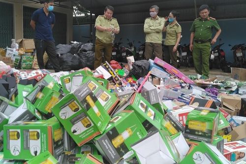 Gia Lai: Tiêu hủy trên 10 tấn hàng hóa nhập lậu, không rõ nguồn gốc