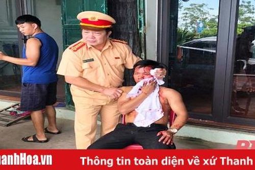 Trưởng phòng Cảnh sát giao thông Thanh Hóa đập kính, cứu tài xế trong xe con sau TNGT