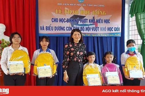 Trao học bổng cho học sinh nữ vượt khó hiếu học huyện Phú Tân