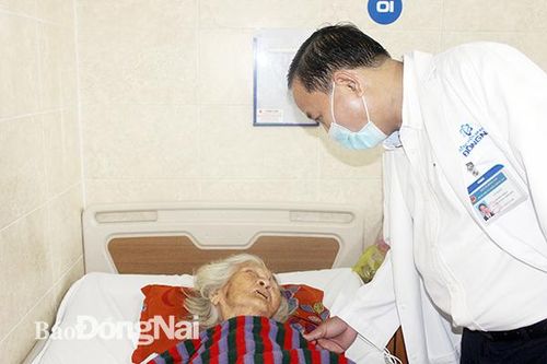 Phẫu thuật kết hợp xương đùi thành công cho cụ bà 107 tuổi