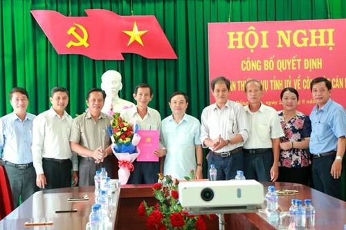 Trao quyết định nghỉ hưu cho lãnh đạo Đảng ủy Khối các Cơ quan tỉnh