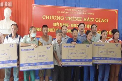 Bàn giao thiết bị nghe, xem cho huyện Bảo Yên và Mường Khương