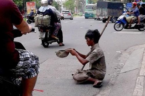 Kiểm tra sức khỏe người xin ăn trong dịch Covid-19