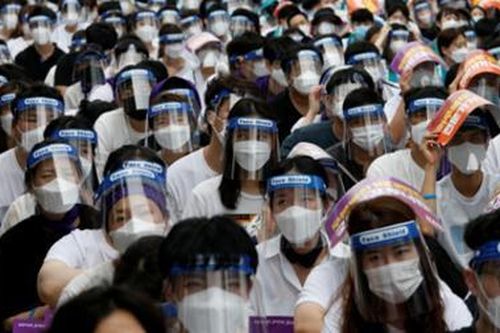 Hàng nghìn bác sĩ Hàn Quốc đình công giữa làn sóng COVID-19