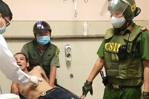 Cảnh sát 113 khống chế đối tượng nghi ngáo đá mang theo hung khí