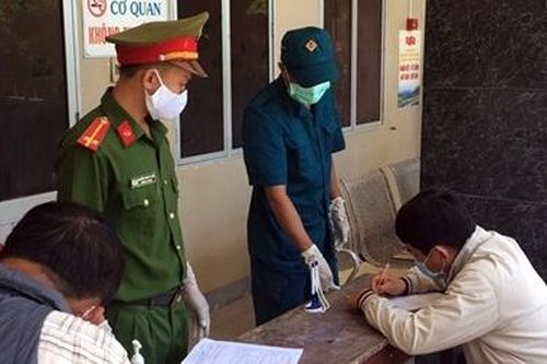 Cán bộ tổ kiểm dịch nhặt được ví tiền trả lại người đánh rơi