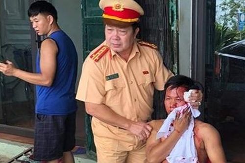 Trưởng phòng CSGT đập kính, cứu tài xế bị mắc kẹt do tai nạn