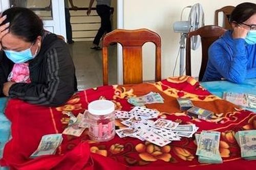 Bắt quả tang sòng bạc 'quý bà' U50