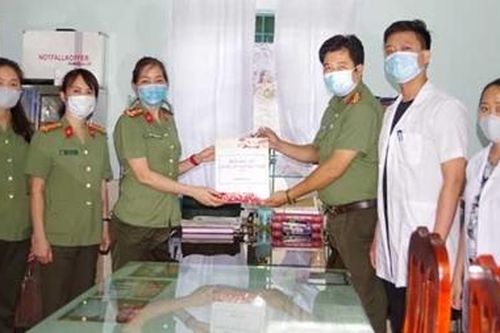Trao tặng gần 1.000 'tai giả' tới các y, bác sỹ phòng, chống COVID-19