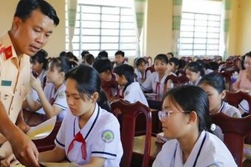 CSGT Cần Thơ tuyên truyền luật và tặng quà cho học sinh