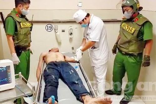 Cảnh sát 113 khống chế kẻ ngáo đá có hung khí