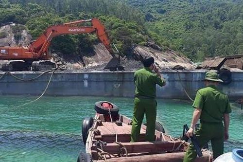 Xả gần 2 tấn chất thải ra biển, bị phạt hơn 1,1 tỷ đồng